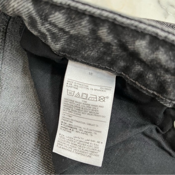 Old Navy Higher High-Rise O.G. Straight Leg Black-Wash Jeans Size 18 - Picture 9 of 10